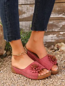 Élégantes sandales compensées rouges en PU avec fleur et talon confortable 3-5 cm