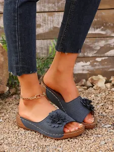 Sandales compensées bleu marine confortables avec fleurs et talon moyen en caoutchouc PU