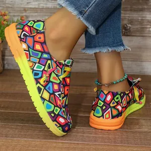 Detailaufnahme von bunten Canvas-Schuhen mit geometrischem Ethno-Muster für Damen.