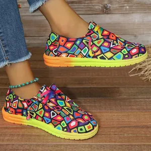 Bunte Mosaik-Loafer mit neonfarbener Sohle, modische Ethno-Segeltuchschuhe für Damen.