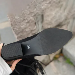 Λεπτομερής προβολή της αντιολισθητικής σόλας και του τακουνιού των μπότων γουέστερν