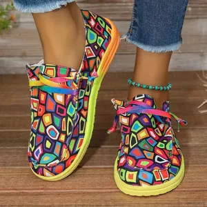 Detail bunter Canvas-Loafer mit geometrischem Muster, Regenbogen-Schnürsenkeln und Sohle