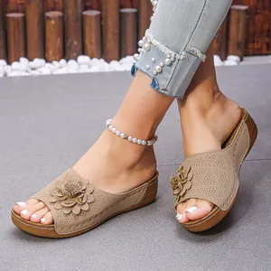 Vue détaillée de sandales compensées beige avec fleur 3D et texture perforée.