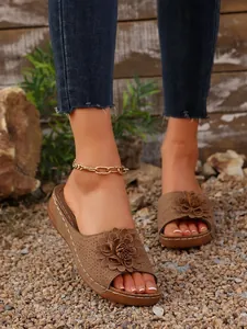 Élégantes sandales compensées marron pour femmes avec décor floral et semelle en PU