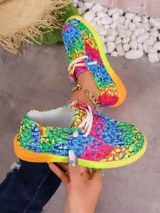 Detailansicht der flachen Canvas-Slipper mit lebhaftem Regenbogen-Schmetterlingsmuster