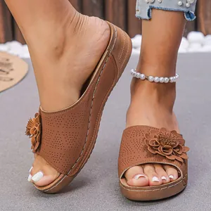 Mules à talons compensés marron pour femmes avec un détail de fleur décorative
