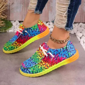 Detaillierte Nahaufnahme bunter Damen-Canvas-Schuhe mit Schmetterlingsmuster und Regenbogensohle