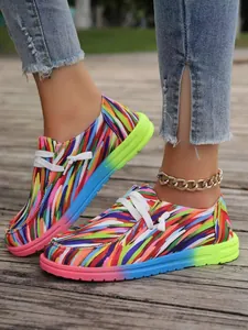 Detailansicht bunter Graffiti-Canvas-Loafers mit einer modernen Verlaufssohle aus Gummi