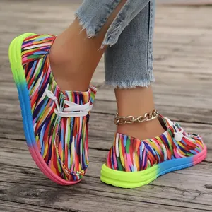 Nahaufnahme des lebhaften, bunten Graffiti-Musters auf Damen-Canvas-Schuhen im Ethno-Stil