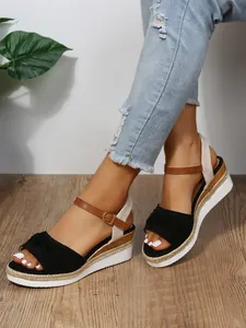 Dettaglio di sandali con zeppa da donna con fiocco decorativo e suola in corda espadrillas