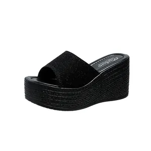 Vista detallada de sandalias con plataforma de cuña negra para mujer con purpurina