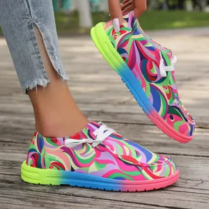 Nahaufnahme bunter Ethno-Stoffschuhe mit bunter Sohle im Regenbogen-Farbverlauf