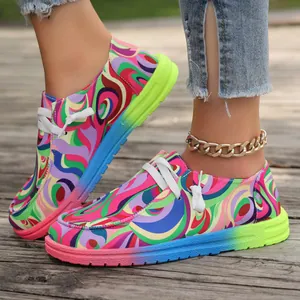 Bunte Graffiti Canvas Loafer für Damen mit Regenbogen-Sohle und Schnürsenkeln.