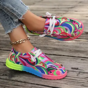 Nahaufnahme von bunten Graffiti-Canvas-Flats für Damen mit sportlichem Schnürdetail