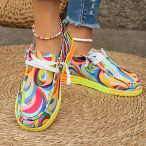 Farbenfrohe Graffiti-Canvas-Loafer für Damen mit weißen Schnürsenkeln auf Strohmatte
