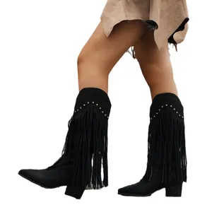 Elegante zwarte Westernlaarzen met franjes, goudkleurige stud-details en blokhak.