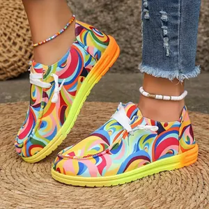 Detail von bunten Graffiti-Canvas-Schuhen mit farbenfroher Verlaufssohle