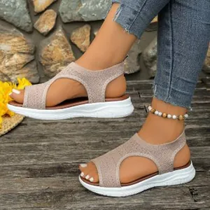 Gros plan de sandales beiges en maille à bout ouvert pour un look d'été élégant