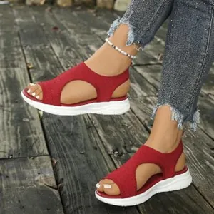 Une vue détaillée de sandales rouges en maille à bout ouvert pour femmes en été