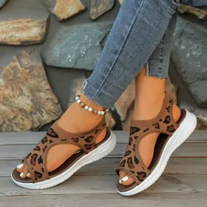 Sandales peep-toe imprimé léopard avec semelle plateforme blanche