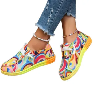 Farbenfrohe Graffiti-Canvas-Slipper für Damen mit weißen Schnürsenkeln und flacher gelber Sohle