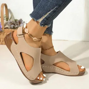 Stijlvolle beige sleehak sandalen voor dames met peep-toe en uitgesneden ontwerp