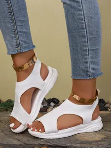Dettaglio di sandali bianchi in maglia peep-toe con cinturino alla caviglia dorato.