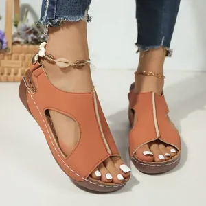 Oranje sleehaksandalen voor dames met opengewerkt design en witte stiksels.
