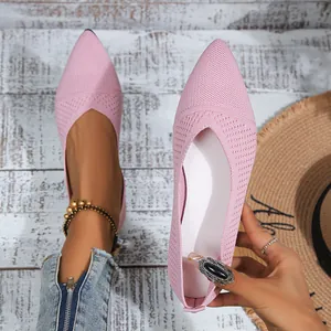 Detalle de los zapatos planos de punto rosa con punta fina y textura transpirable