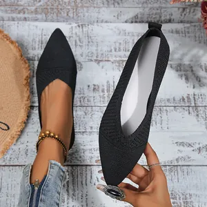 Bailarinas negras de punto transpirable con punta fina y diseño cómodo para mujer.