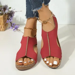 Vooraanzicht van rode sleehaksandalen met uitgesneden ontwerp en contrast stiksels
