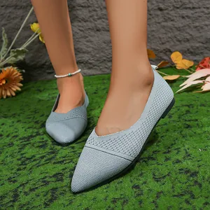 Elegantes bailarinas de punto azul claro con punta fina para mujer y textura de malla