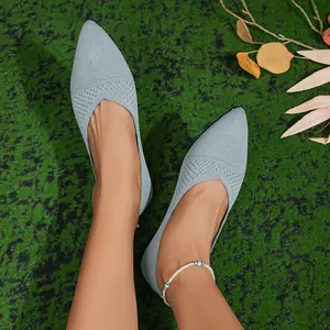 Primer plano superior de bailarinas de punto azul claro para mujer en césped