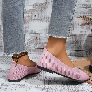 Detalle de bailarinas de punto rosa con punta fina usadas por modelo con vaqueros