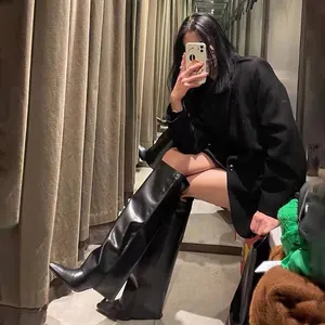 Detailansicht schicker schwarzer spitzer Hosenstiefel mit Pfennigabsatz für Damen