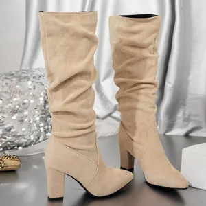 Elegante beige slouchy laarzen met hoge hakken en een stijlvol dikke hak ontwerp