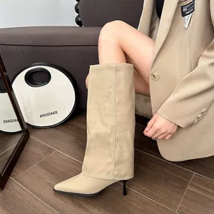 Detailansicht khakifarbener Stiefel mit spitzer Kappe und Stilettoabsatz für Damen