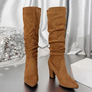 Elegante bruine suède slouchy kniehoge laarzen met een stijlvolle dikke hoge hak.