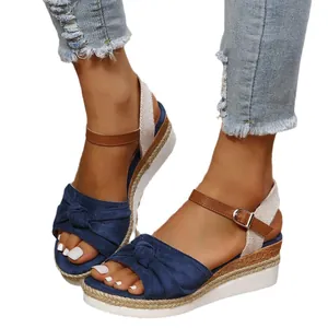 Sandali con zeppa in pelle scamosciata blu da donna con fiocco e suola in espadrillas