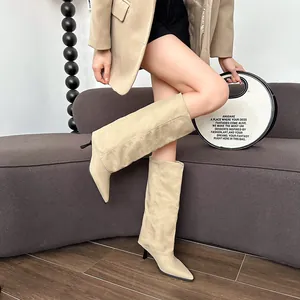 Elegante beige spitze Stiefel mit weitem Schaft und Stiletto-Absatz für modische Looks.