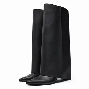 Seitenansicht schwarzer Leder-Stiletto-Stiefel mit spitzer Kappe und Hosenbein-Design