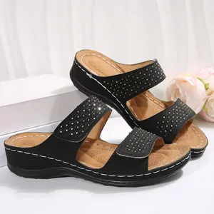 Detailansicht schwarze Keilsandalen für Damen mit Klettverschluss und Strassverzierung