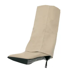 Elegante beige spitze Stiletto-Stiefel mit Hosenbein-Design aus der Seitenansicht