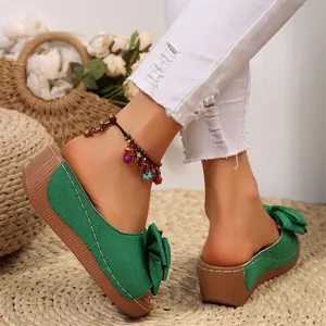 Stylische grüne Keilsandaletten mit schicker Schleife und bequemer Plateausohle für Damen