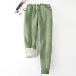 Detailansicht des warmen Fleecefutter dieser grünen, schmal zulaufenden Winterhose.