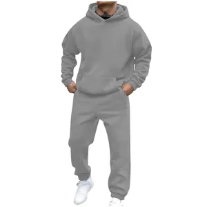 Conjunto de chándal gris premium para hombre con capucha de felpa y joggers con puños elásticos