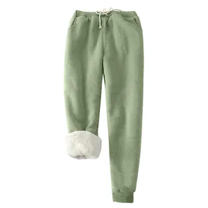Detailaufnahme der dicken, mit Fleece gefütterten Damen-Jogginghose in Salbeigrün mit Innenfutter