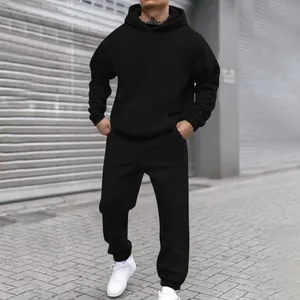 Vista detallada del conjunto de chándal de vellón negro con capucha y joggers en un modelo