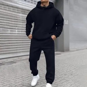 Vista de estilo urbano de un conjunto de sudadera con capucha y pantalón negro para hombre