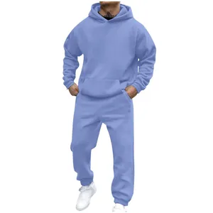Detalle de un conjunto de sudadera con capucha y pantalón azul claro para hombre, holgado.